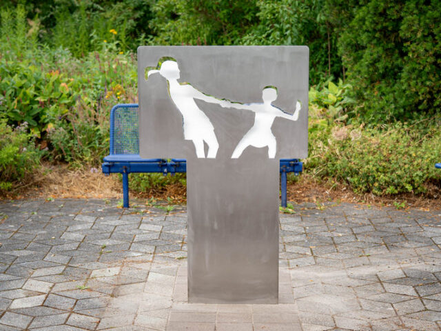 Erinnerungsstele ersetzt künftig die Bronzeplastik „Spielende Kinder“ am Magdeburger Schleinufer / Rekonstruktion des Kunstwerks nach Zerstörung nicht möglich