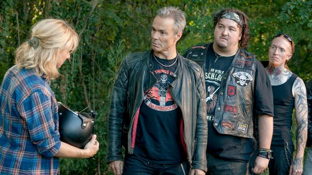 Tragikomödie: Ein Dorf rockt ab (ZDF  12:15 – 13:40 Uhr)