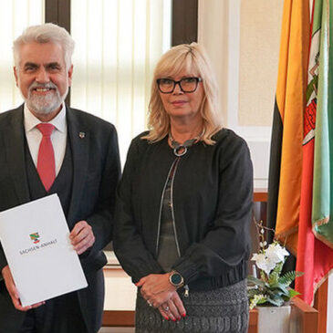 Landeshauptstadt will Entwässerungssystem in Ostelbien ausbauen /  Willingmann überreicht Förderung über 3,64 Mio. Euro  für besseren Hochwasserschutz an Magdeburgs OB Simone Borris