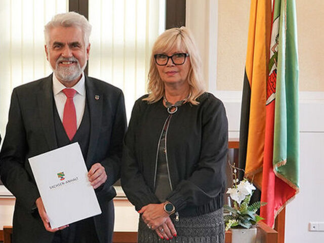 Landeshauptstadt will Entwässerungssystem in Ostelbien ausbauen /  Willingmann überreicht Förderung über 3,64 Mio. Euro  für besseren Hochwasserschutz an Magdeburgs OB Simone Borris