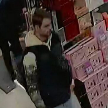 Parfümerie im Breiten Weg: Polizei sucht mit Fotos nach Ladendieb