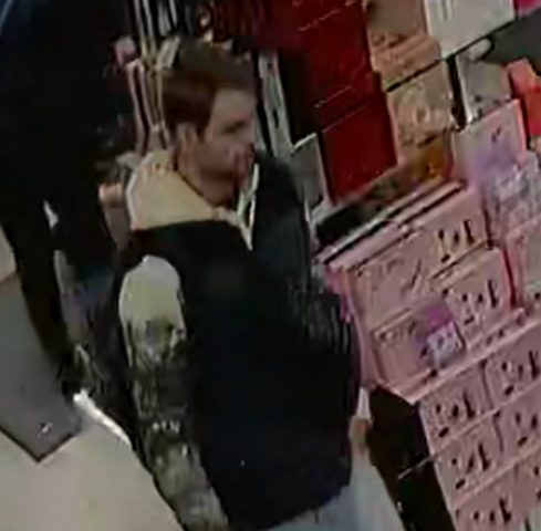 Parfümerie im Breiten Weg: Polizei sucht mit Fotos nach Ladendieb