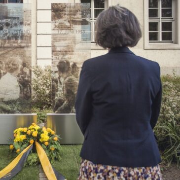 Gedenken an den Volksaufstand vom 17. Juni 1953: Innenministerin legt Gesteck an Gedenkstelen des Ministeriums nieder