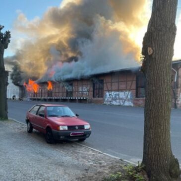 Feuerwehr im Einsatz: Leerstehendes Bahnhofsgebäude brennt in Tangermünde