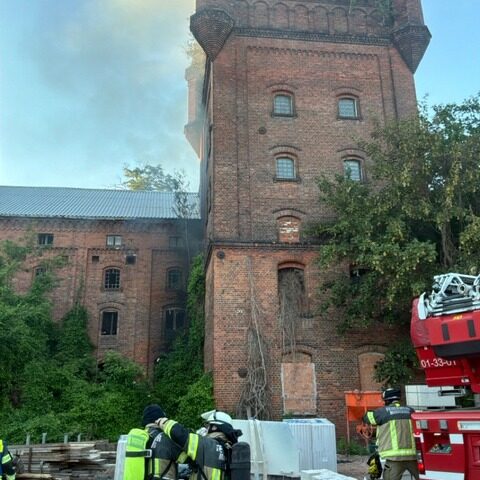 Feuerwehr im Einsatz: Brand im Turm auf Gelände der ehemaligen Diamant-Brauerei