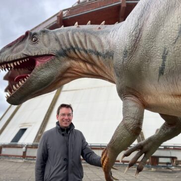 Gigantische Saison startet im Elbauenpark / „DinosaurierWelten“ bringen ab heute Gäste in und am Jahrtausendturm zum Staunen