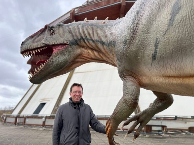 Gigantische Saison startet im Elbauenpark / „DinosaurierWelten“ bringen ab heute Gäste in und am Jahrtausendturm zum Staunen
