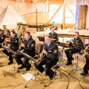 Wissenschaft und Walzer im Jahrtausendturm / Landespolizeiorchester spielt am 26. April 2026 zur „Musik im Turm“ auf