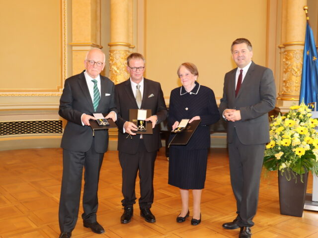 Ministerpräsident Sven Schulze überreichte drei Landesverdienstorden