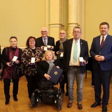 Ministerpräsident Sven Schulze überreichte acht Bundesverdienstorden in Magdeburg