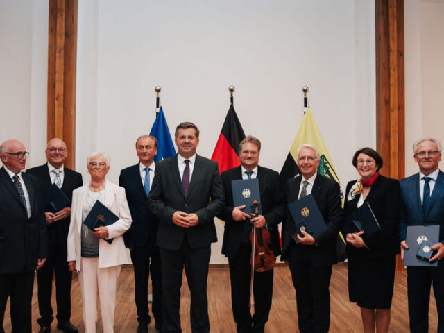 Ministerpräsident Sven Schulze überreichte acht Bundesverdienstorden in Jerichow