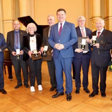 Ministerpräsident Sven Schulze überreichte fünf Landesverdienstorden / Dank für vielfältiges Engagement