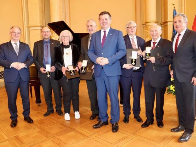 Ministerpräsident Sven Schulze überreichte fünf Landesverdienstorden / Dank für vielfältiges Engagement