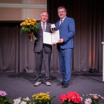 Ministerpräsident Sven Schulze gratuliert Jungmeisterinnen und Jungmeistern / Hans-Jörg Schuster mit Ehrennadel des Landes ausgezeichnet