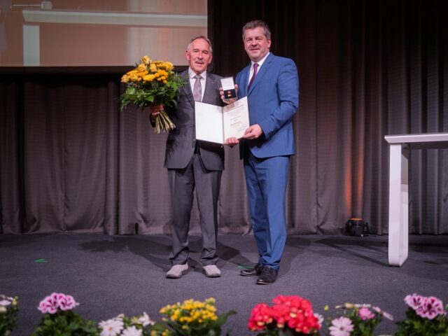 Ministerpräsident Sven Schulze gratuliert Jungmeisterinnen und Jungmeistern / Hans-Jörg Schuster mit Ehrennadel des Landes ausgezeichnet