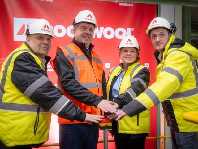 ROCKWOOL: Ministerpräsident Sven Schulze nimmt neue Produktionslinie in Betrieb