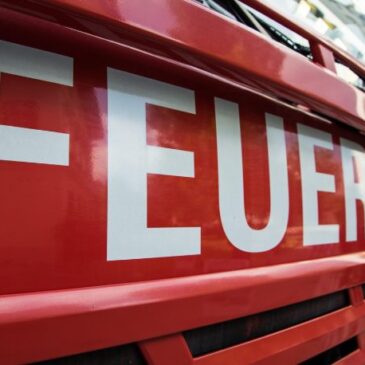 Feuerwehr im Einsatz: Einfamilienhaus brennt in Neundorf