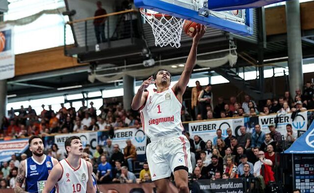 Ministerpräsident Sven Schulze in Weißenfels bei Punktspiel der Basketball-Bundesliga