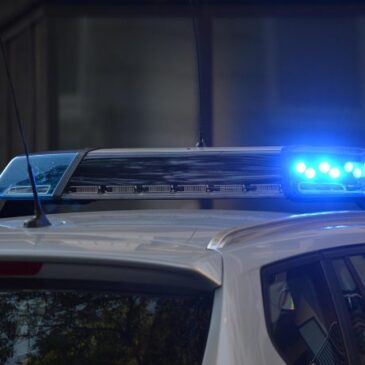 Unbekannter Autofahrer kommt von der Fahrbahn ab und gefährdet mehrere Personen