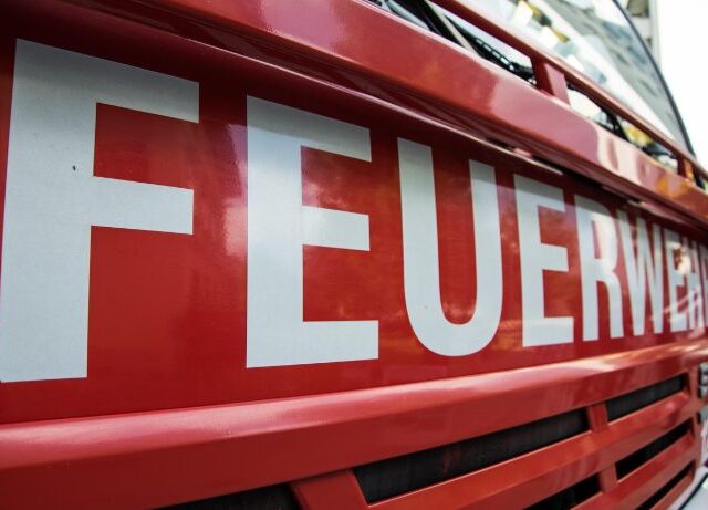 Feuerwehr im Einsatz: Brandgeschehen im Hinterhof eines Mehrfamilienhauses