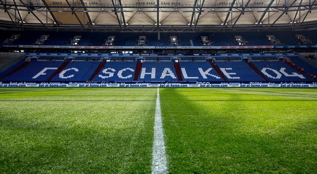 Flutlichtspiel in Gelsenkirchen: FC Schalke 04 gewinnt gegen den 1. FC Magdeburg mit 5:3