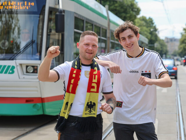 MVB bringt WM-Stimmung in den Arbeitsalltag: Nationaltrikots statt Diensthemd an den Spieltagen