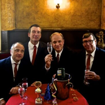 Gastspiel am Freitag im Opernhaus: Ulrich Tukur & Die Rhythmus Boys mit „Tohuwabohu! – Das Jubiläumsprogramm“