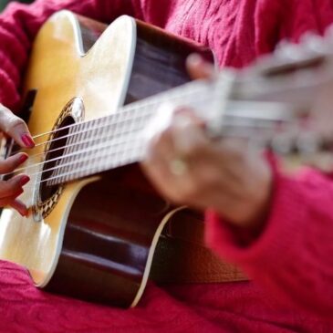 Workshop „Jeder lernt Gitarre (JelGi)“ in der Stadtbibliothek Magdeburg / Für Erzieher, Seniorenbetreuer und Musikbegeisterte