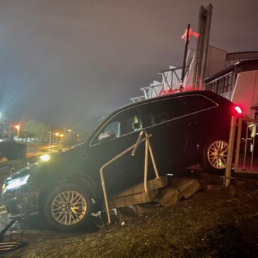 Alkoholisierter Autofahrer nimmt Abkürzung und fährt sich auf Treppe fest