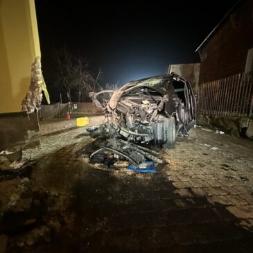 Autofahrer kracht gegen Hauswand und wird schwer verletzt