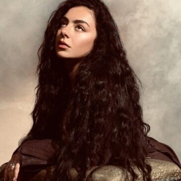 Charli xcx definiert mit dem Album „Wuthering Heights“ cineastischen Pop neu!