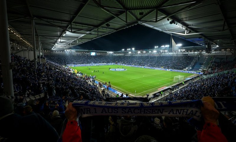 Flutlichtspiel in der Avnet Arena: 1. FC Magdeburg verliert gegen Hannover 96 mit 1:2