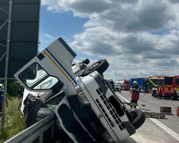 Wohnmobil überschlägt sich auf der A2 – Zwei Personen leicht verletzt