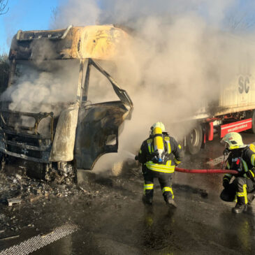 Feuerwehr im Einsatz: Himbeer-Lkw brennt auf der A14