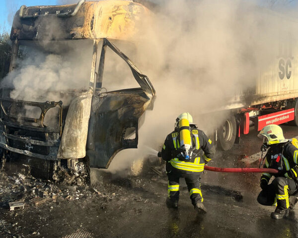 Feuerwehr im Einsatz: Himbeer-Lkw brennt auf der A14