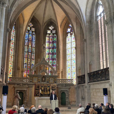Kulturminister Robra bei Präsentation neuer Glasfenster im Naumburger Dom