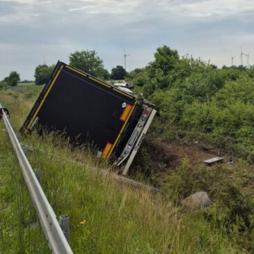 Verkehrsunfall auf der A36 – Lkw kippt in den Seitengraben