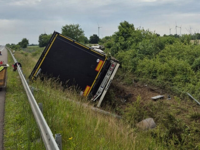 Verkehrsunfall auf der A36 – Lkw kippt in den Seitengraben