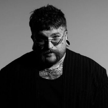 Teddy Swims präsentiert seine neue Single „Mr. Know It All“