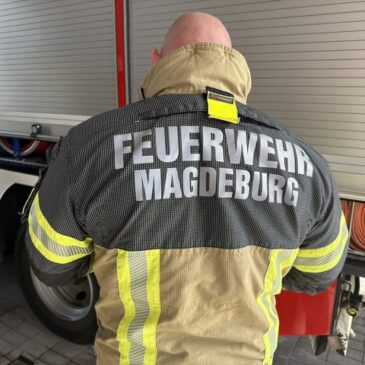 Feuerwehr im Einsatz: Brand in Mehrfamilienhaus