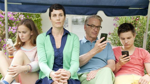 Komödie: Hilfe, wir sind offline! (ZDF  12:15 – 13:40 Uhr)