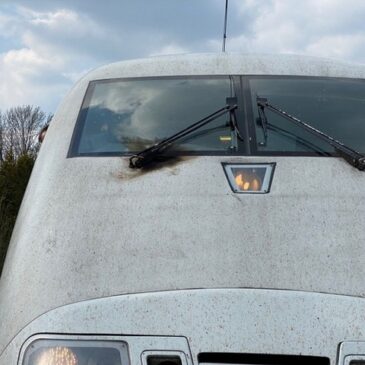 Bagger beschädigt Oberleitung – 210 Minuten Verspätung für Intercity