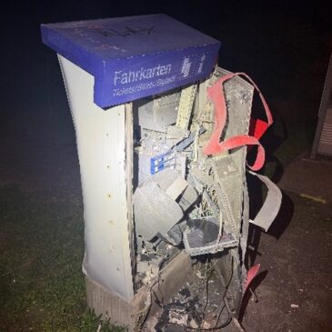Unbekannte sprengen Fahrkartenautomaten