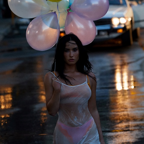 Demi Lovato präsentiert ihre neue Single „Low Rise Jeans“