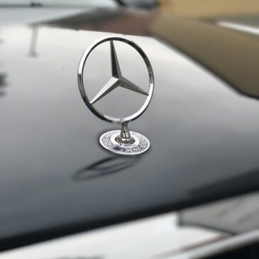 Um knapp die Hälfte: Gewinn bei Mercedes eingebrochen