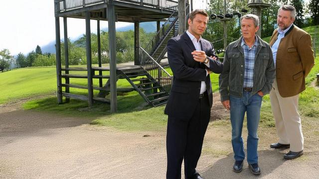 Krimiserie: Die Rosenheim-Cops – Mord im Kletterpark (ZDF 16:15 – 17:00 Uhr)