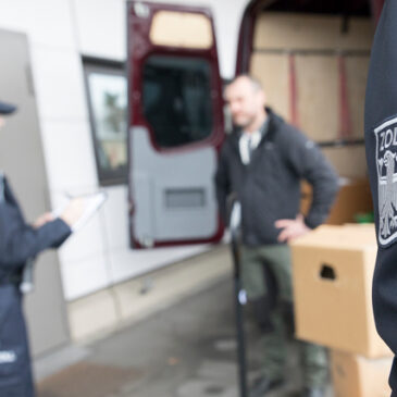 Mindestlohn und Schwarzarbeit: Zoll in Sachsen-Anhalt kontrolliert Kurier-, Express- und Paketdienstleister