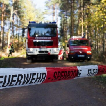 Feuerwehr im Einsatz: Landmaschine brennt auf der K1296