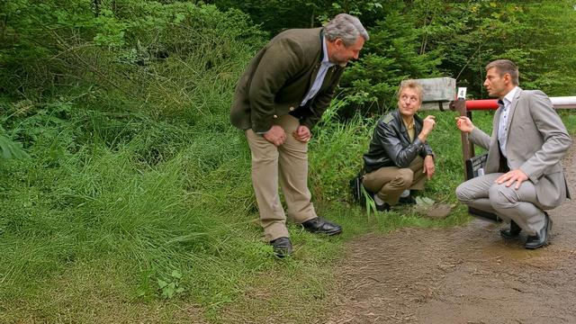 Krimiserie: Die Rosenheim-Cops – Tod am Schlagbaum (ZDF 16:10 – 17:00 Uhr)