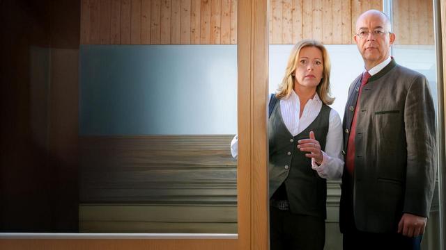 Krimiserie: Die Rosenheim-Cops – Viel zu viele Noten (ZDF 16:10 – 17:00 Uhr)